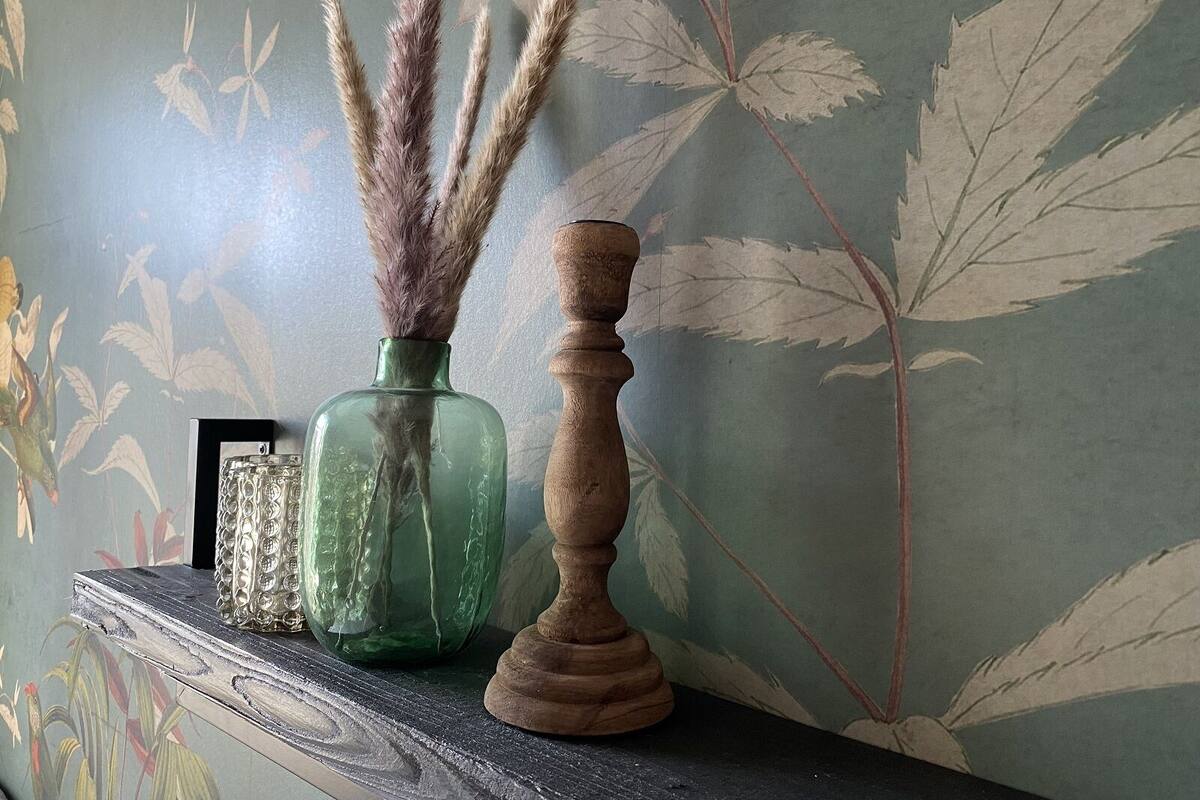 Verwalter Haus Apartment 3 & 4 | Wohnbereich | 75-Zoll-LED-Fernseher mit Satellitenempfang, Fernseher, Kamin