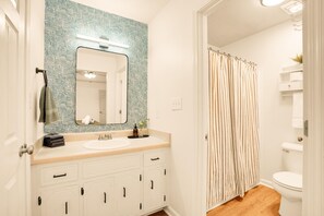 Haartrockner, Handtücher, Toilettenpapier