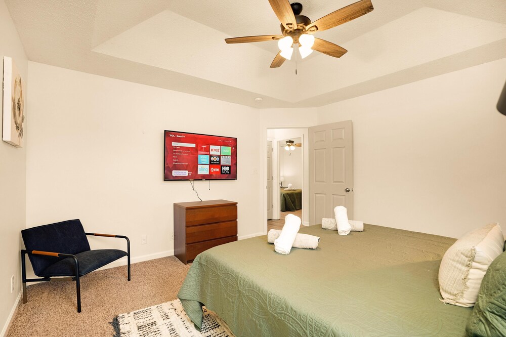 Modern King Bed Haven: Perfect for Short and Long-Term Stay