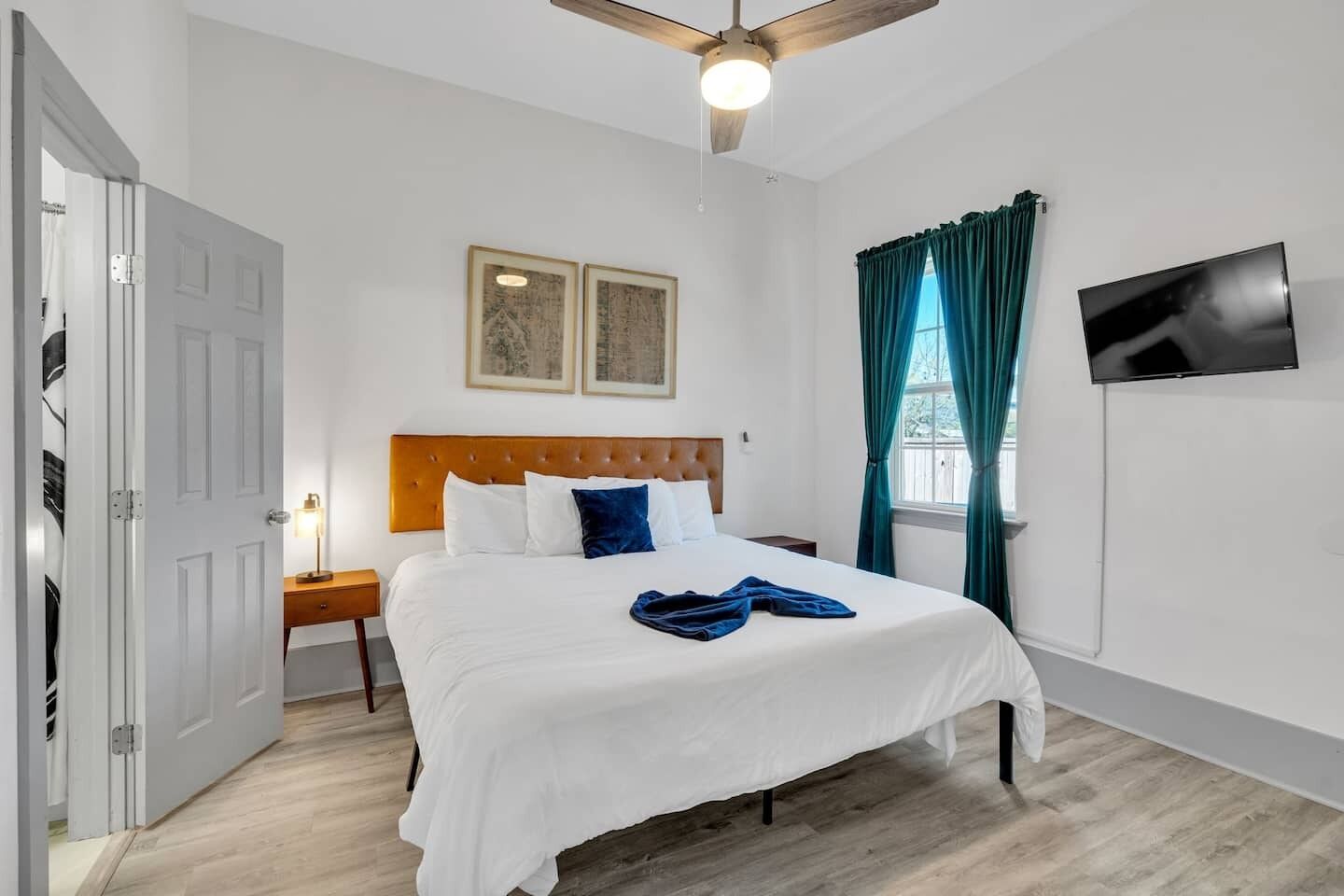 5 chambres, bureau, fer et planche à repasser, lit parapluie