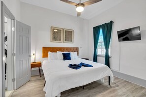 5 bedrooms, desk, iron/ironing board, travel cot - Heart of Mid-City Haven: 5BR, 3BA Luxury Home. Balcony, Parking, Walk to Superdome - Your NOLA Oasis (New Orleans)