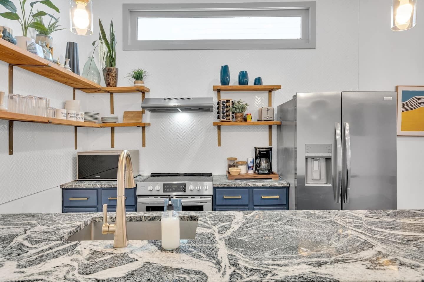 Frigorífico, microondas, horno y placa de cocina