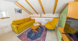 デラックス ヴィラ | リビング エリア | 100 cmの薄型テレビ (デジタ ル放送視聴可)、テレビ