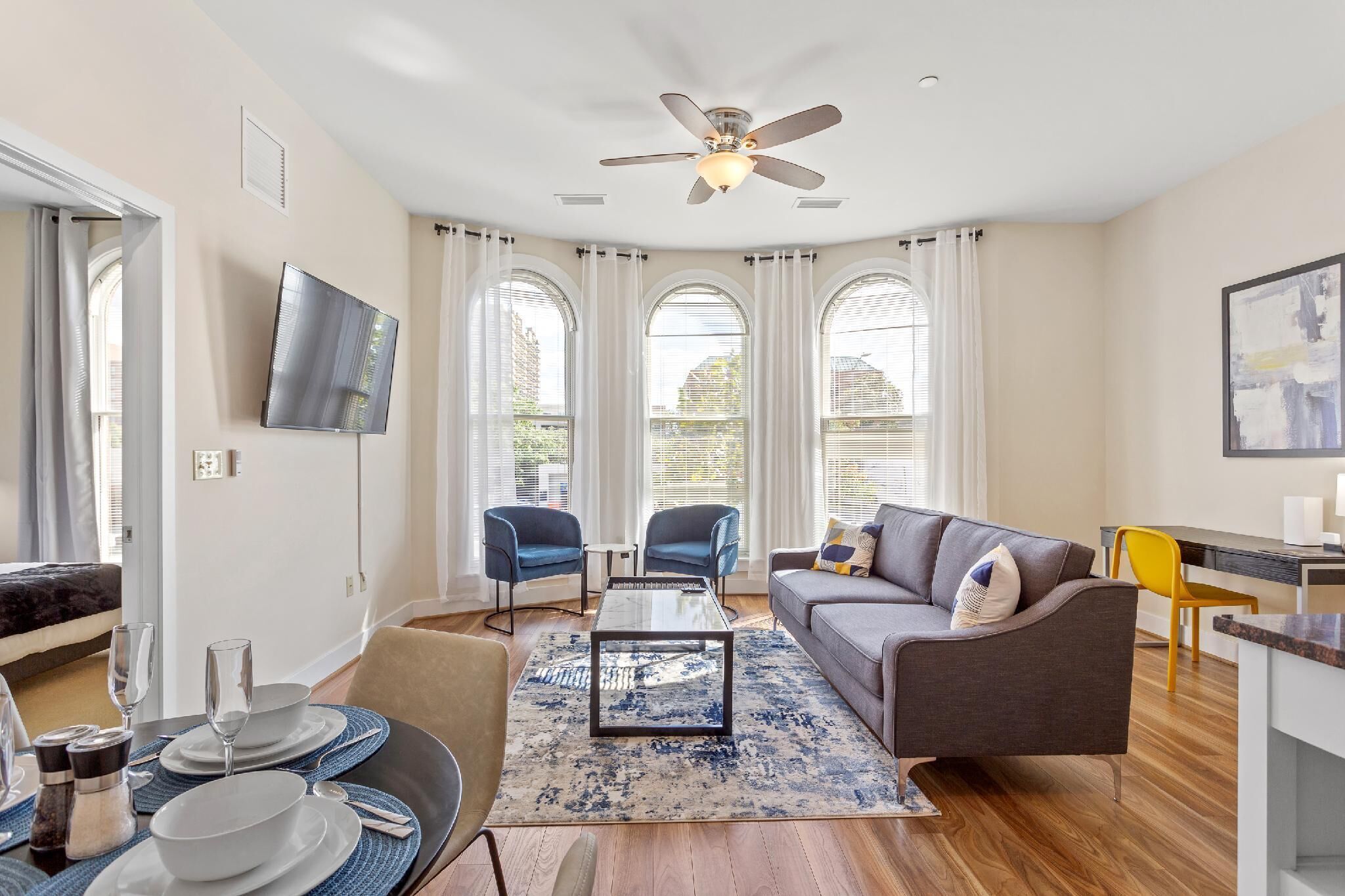 King Bed| WALK SCORE 91 |NEAR KING ST | Close to DCA