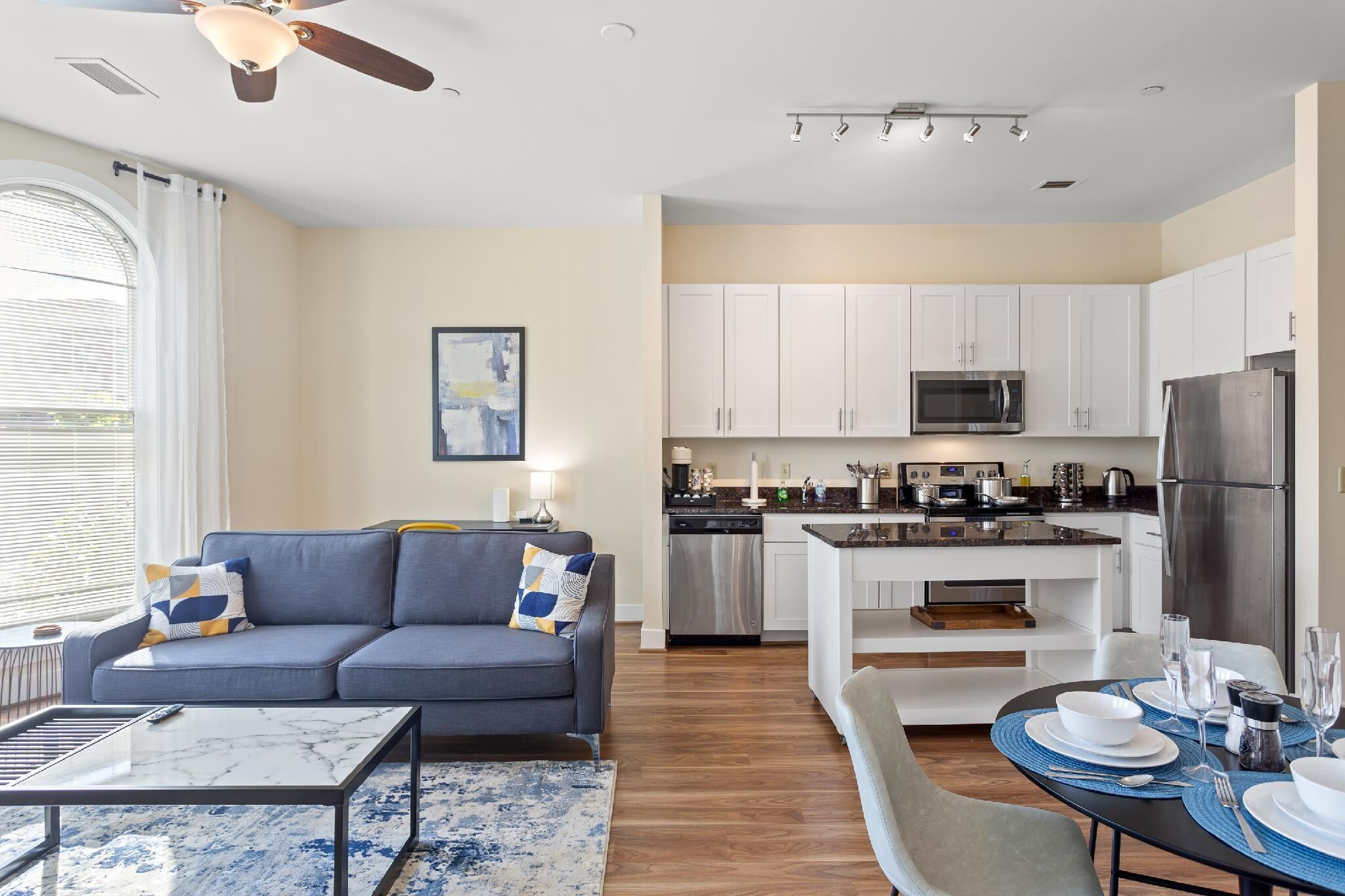 King Bed| WALK SCORE 91 |NEAR KING ST | Close to DCA