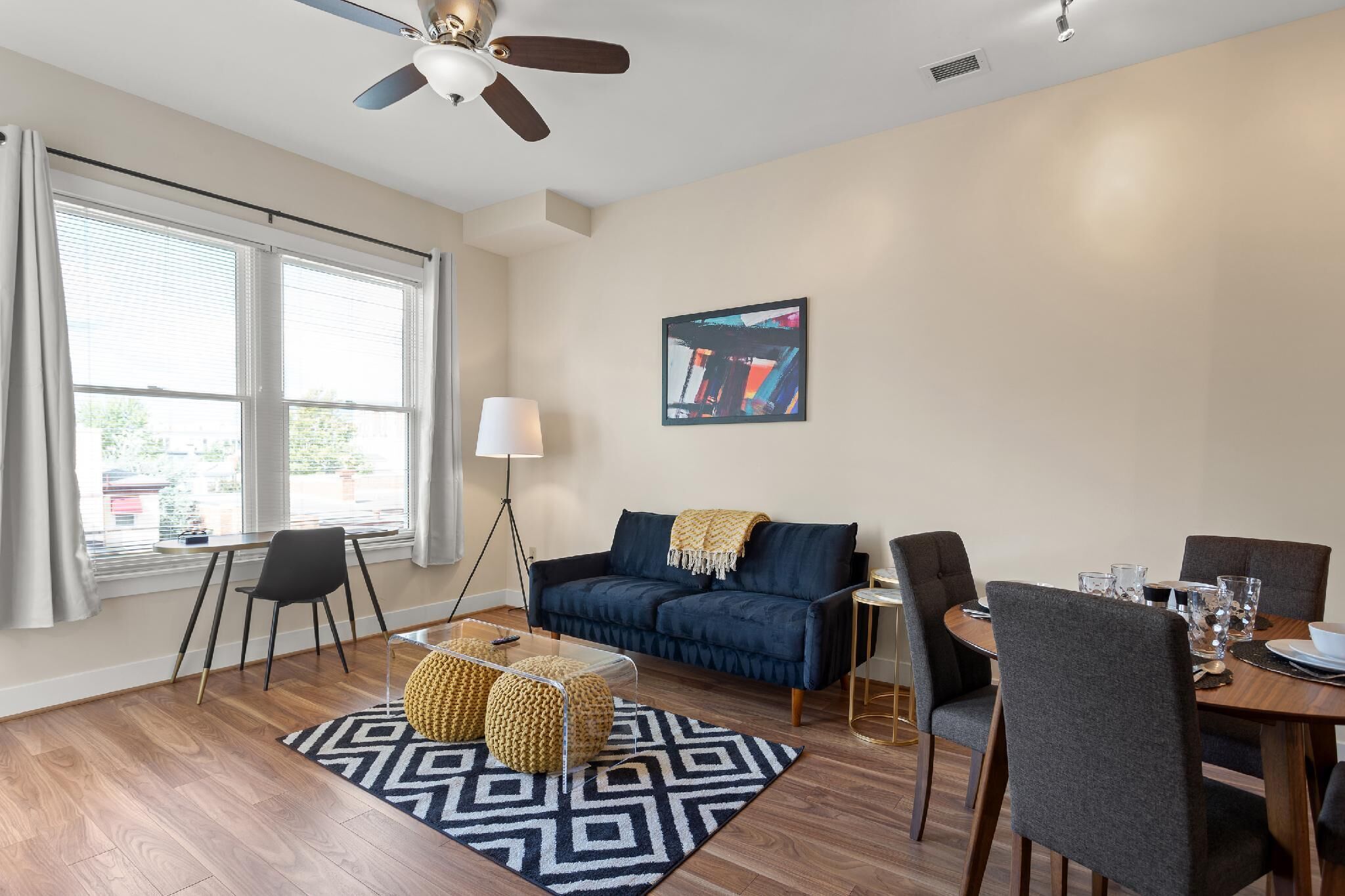 WALK SCORE 91 | BALCONY| NEAR KING ST| Fast Wifi