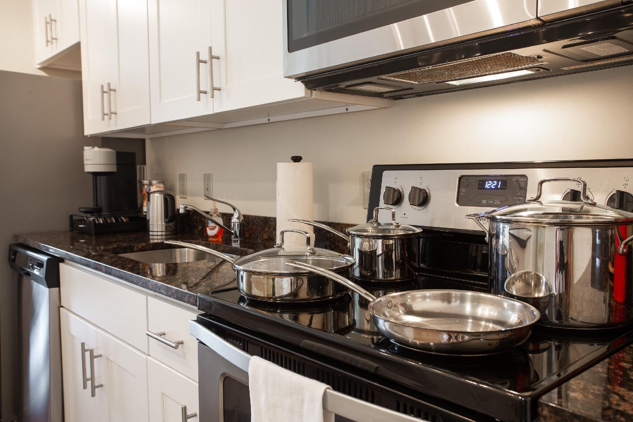 WALK SCORE 91 | BALCONY| NEAR KING ST| Fast Wifi