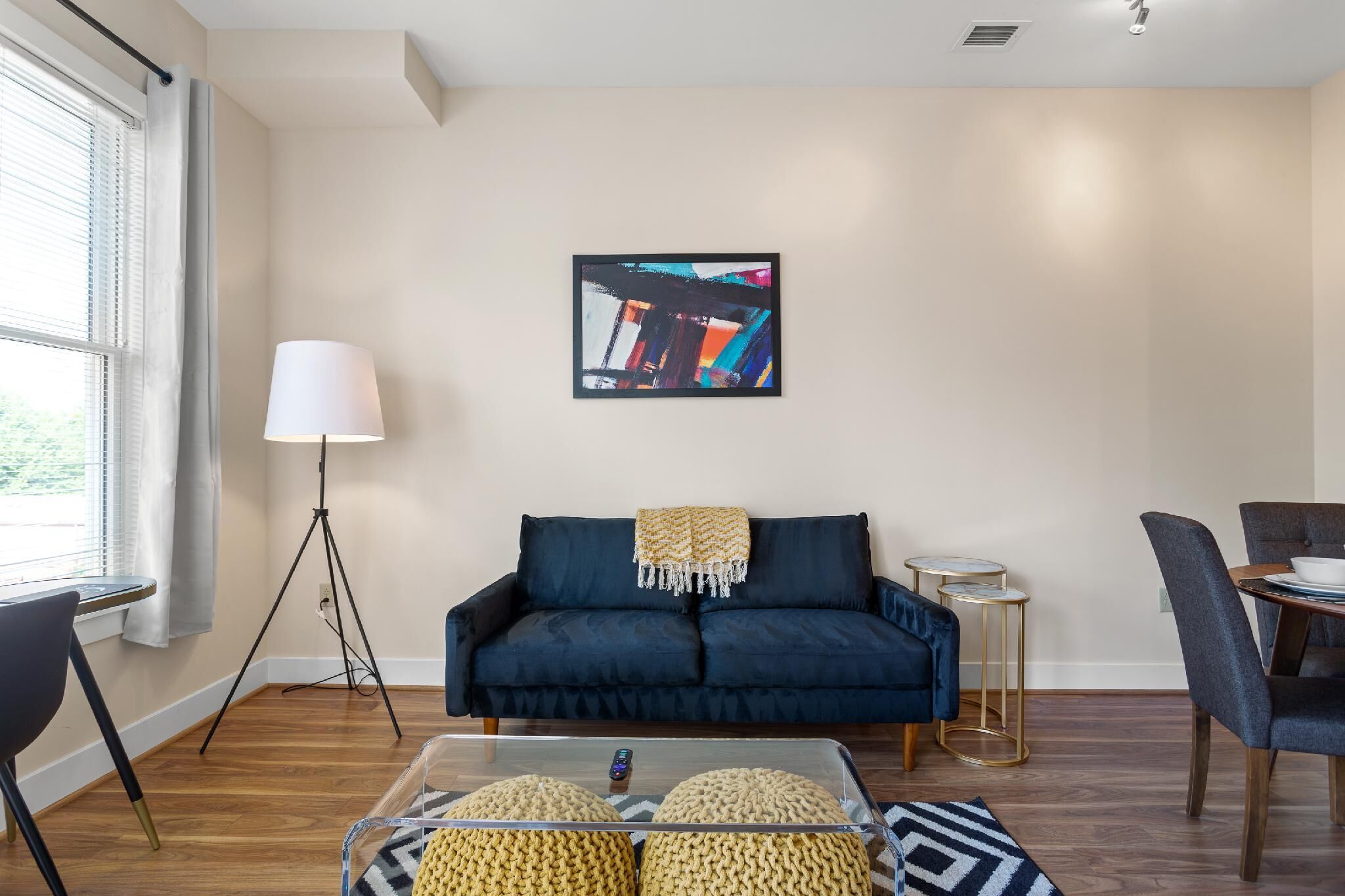 WALK SCORE 91 | BALCONY| NEAR KING ST| Fast Wifi