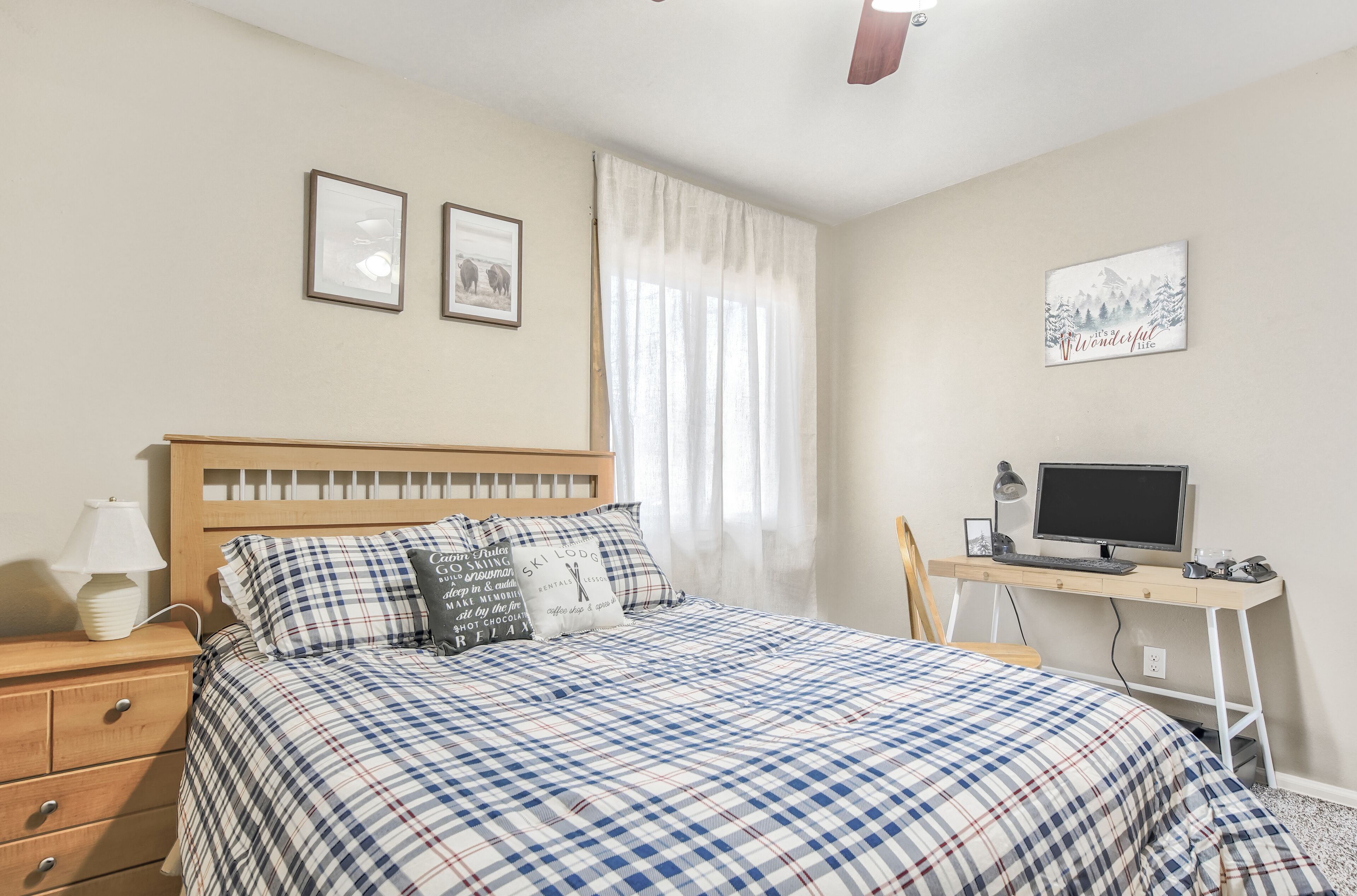 Single level home-4 min downtown-BBQ-Fire Pit