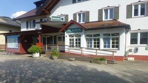 A building with a sign reading "EINGANG" and "PENSION". - Smartmotel (Straß im Attergau)