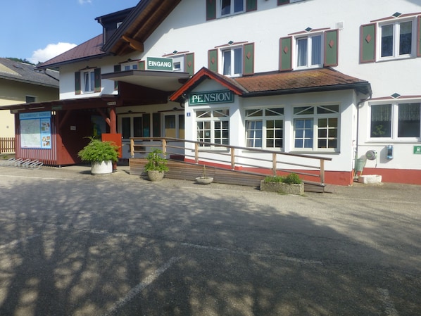A building with a sign reading "EINGANG" and "PENSION". - Smartmotel (Straß im Attergau)