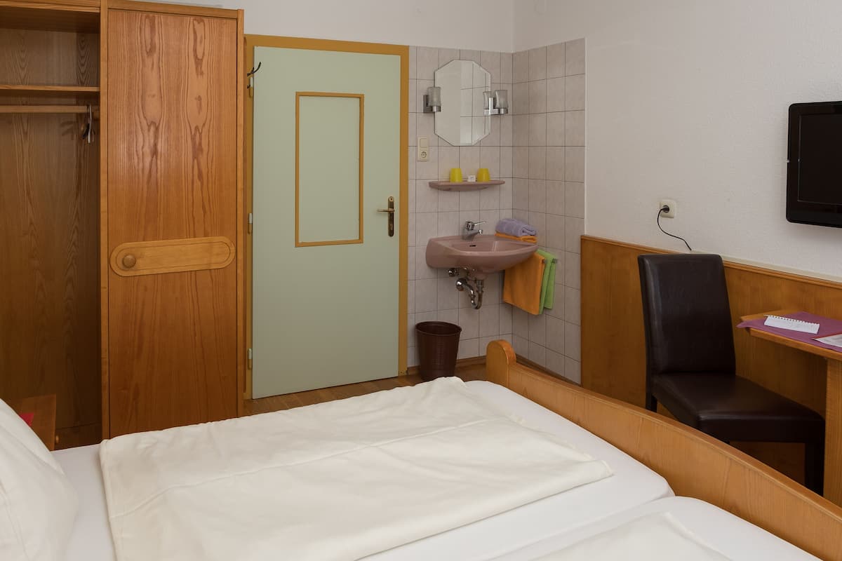 Eenvoudige tweepersoonskamer, 1 kingsize bed | 2 slaapkamers, een laptopwerkplek, gratis wifi, beddengoed