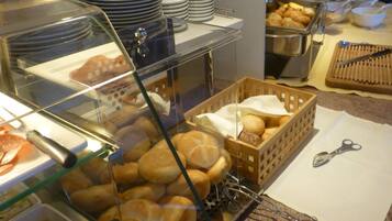 Tägliches kontinentales Frühstück (6 EUR pro Person)