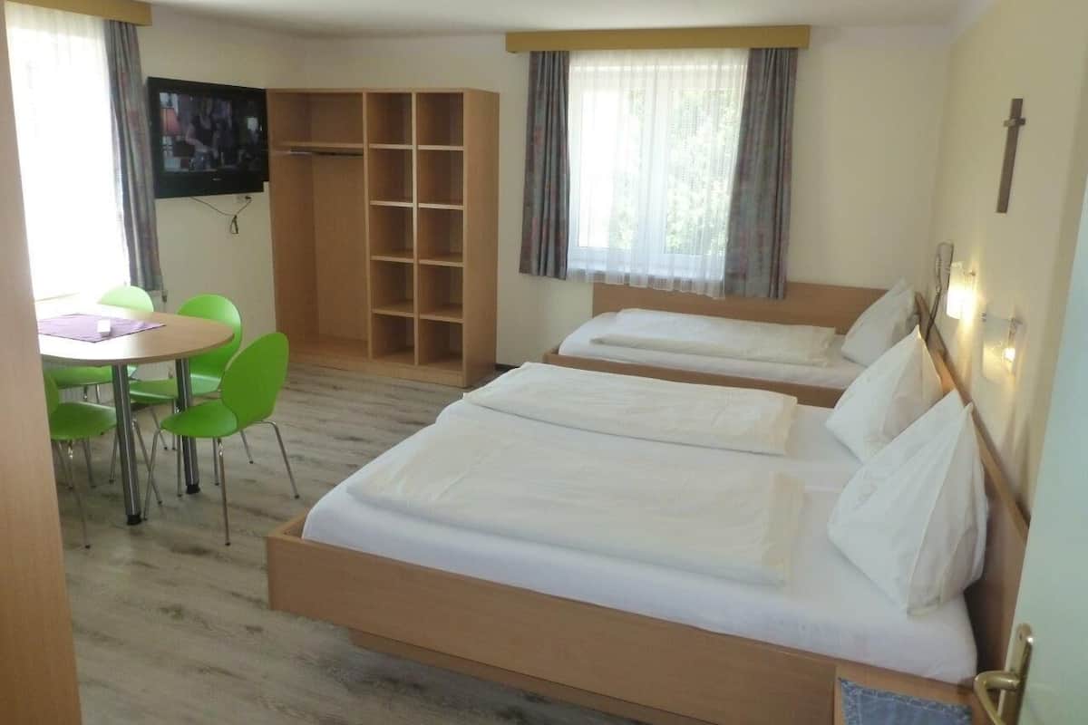 Eenvoudig appartement, 2 slaapkamers, niet-roken, uitzicht op tuin | 2 slaapkamers, een laptopwerkplek, gratis wifi, beddengoed