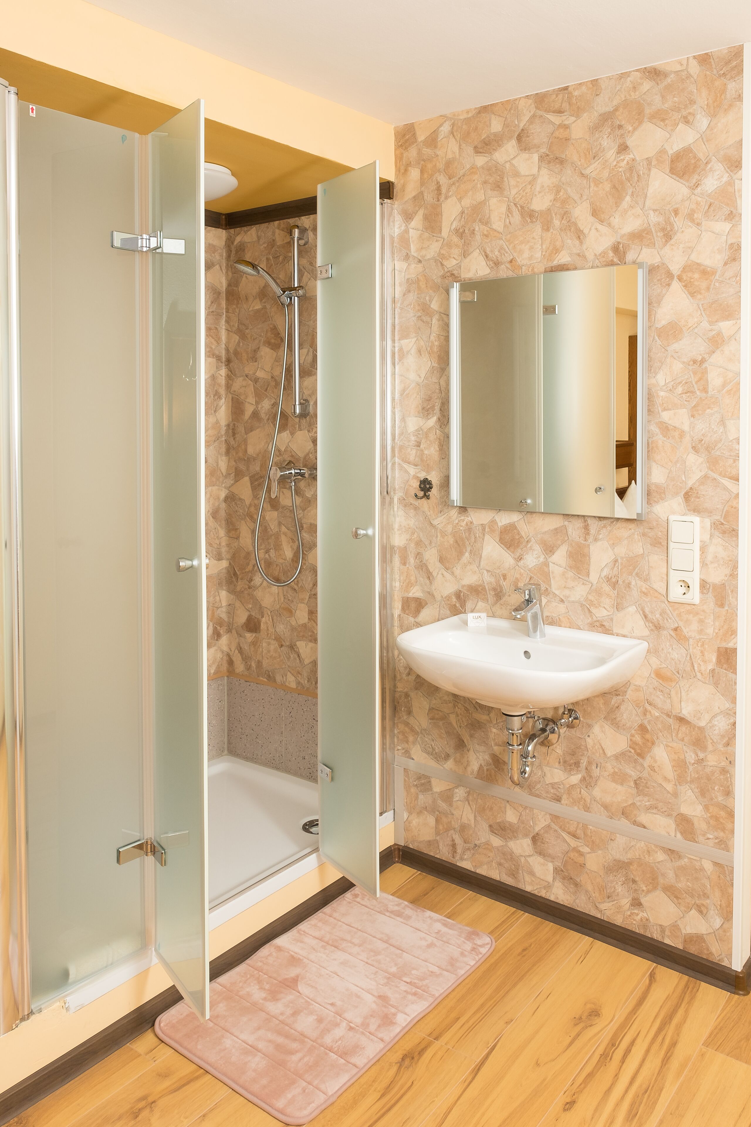 Economy-Doppelzimmer, 1 King-Bett | Badezimmer | Seife, Toilettenpapier