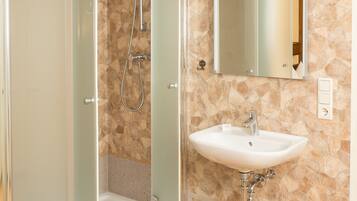 Economy-Doppelzimmer, 1 King-Bett | Badezimmer | Seife, Toilettenpapier