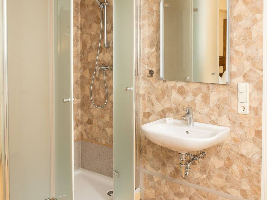 Habitación económica doble, 1 cama de matrimonio grande | Baño | Jabón y papel higiénico