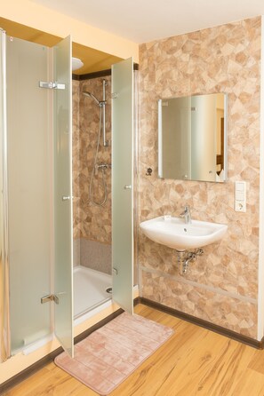 Economy Double Room, 1 King Bed | Bathroom