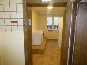 ジュニア 共同ドミトリー ベッド (複数台) | バスルーム | 石鹸、トイレットペーパー