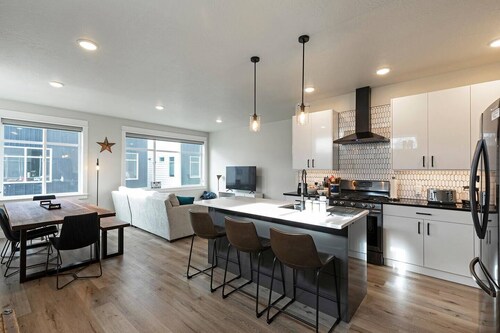 Spacious, 3 story townhome with Mountain Views!