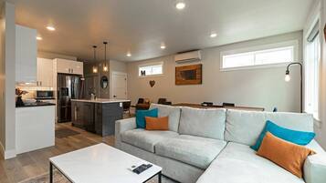 TV connectée, espaces bureaux, écrans d'ordinateur