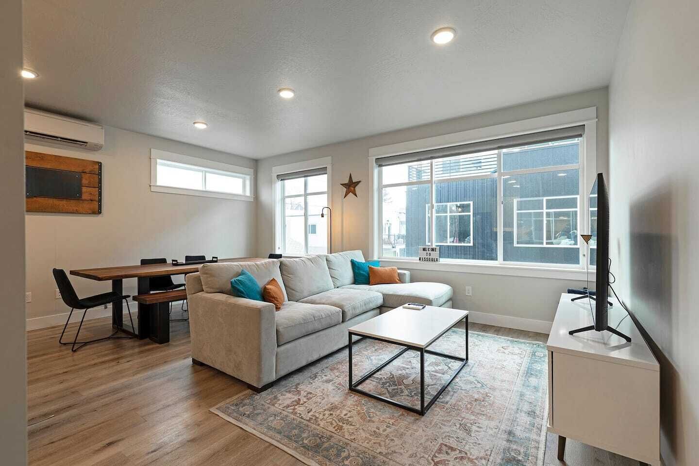 智能电视、办公室、电脑显示器