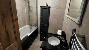 Basic Apartment, 1 Double Bed | Bathroom | Towels, soap, shampoo, toilet paper