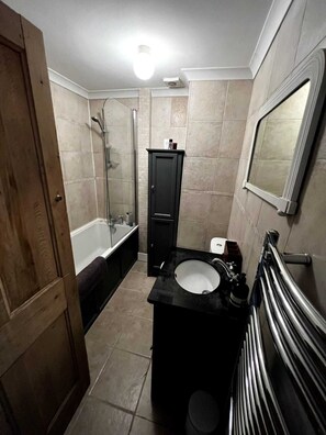 Basic-Apartment, 1 Doppelbett | Badezimmer | Handtücher, Seife, Shampoo, Toilettenpapier