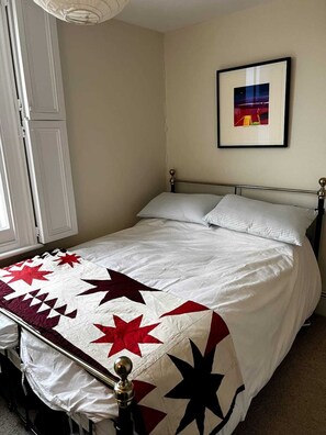 Basic-Apartment, 1 Doppelbett | 1 Schlafzimmer, laptopgeeigneter Arbeitsplatz, Bügeleisen/Bügelbrett