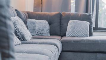 Apartamento Deluxe | Zona de estar | Una Smart TV, una chimenea, Netflix, Hulu