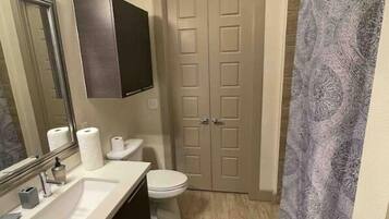 Apartamento Deluxe | Baño | Bañera y ducha independientes y bañera profunda