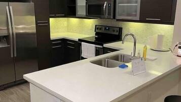 Refrigerador con congelador, microondas y lavavajillas