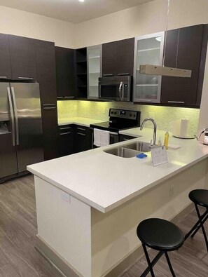 Stort kylskåp, mikrovågsugn, diskmaskin och espressobryggare