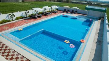 Una piscina al aire libre