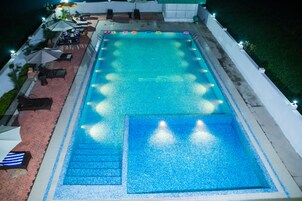 Una piscina al aire libre