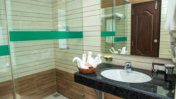 Regendusche, kostenlose Toilettenartikel, Haartrockner, Hausschuhe