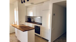 Een koelkast, een oven, een vaatwasser, een broodrooster