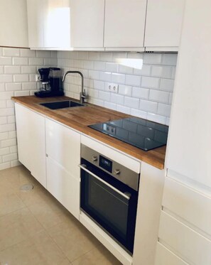 Een koelkast, een oven, een vaatwasser, een broodrooster