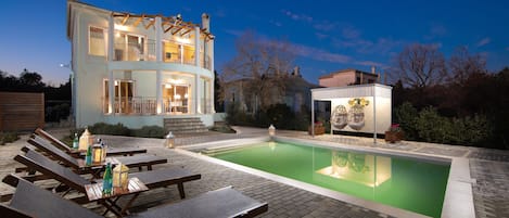 施設の正面 (日没後)