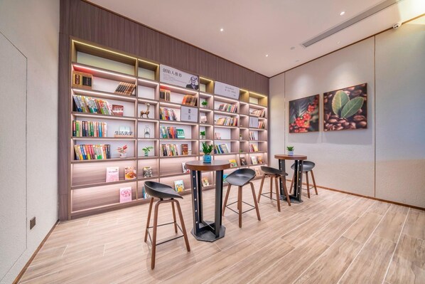 Una biblioteca moderna con estanterías, una mesa de centro y dos sillas.