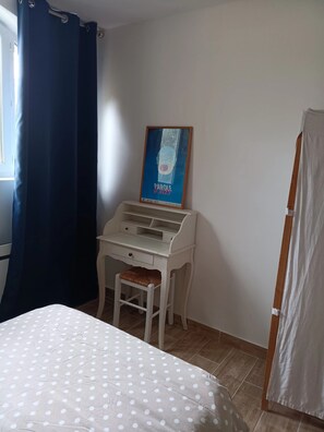 2 bedrooms, desk, iron/ironing board, free WiFi