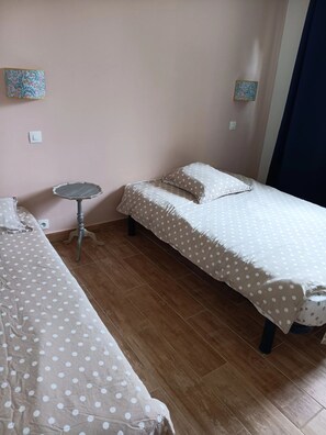 2 habitaciones, escritorio, tabla de planchar con plancha y wifi gratis 