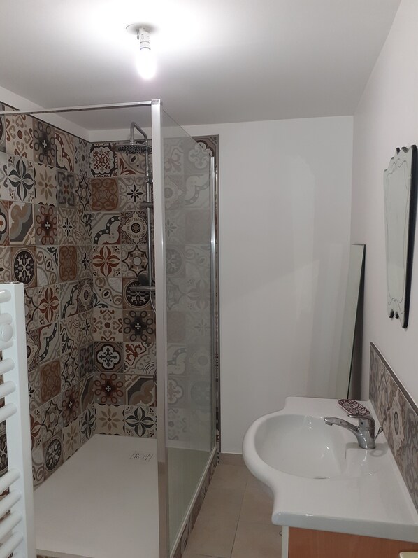 Shower, towels, toilet paper - Gîte 4 people Gard, swimming pool, river and spa Les Fumades (Saint-Julien-de-Cassagnas)