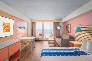 Habitación, 1 cama de matrimonio grande (Mobility, Roll-In Shower, View) | Caja fuerte, escritorio, espacio para trabajar con un portátil