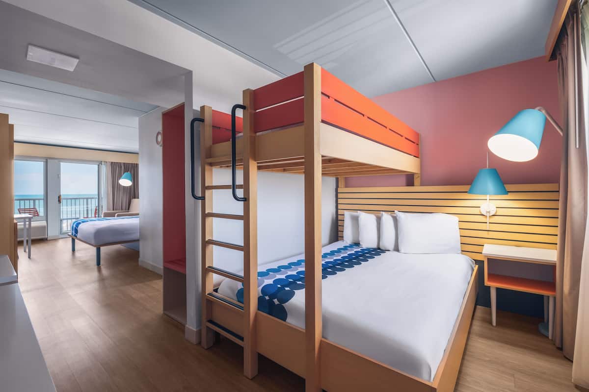 Camera, fronte oceano (1 King Bed, 1 Queen Bed w/Twin bunk) | Una cassaforte in camera, una scrivania, postazione laptop