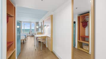 2 Queen beds Oceanfront w/Balcony