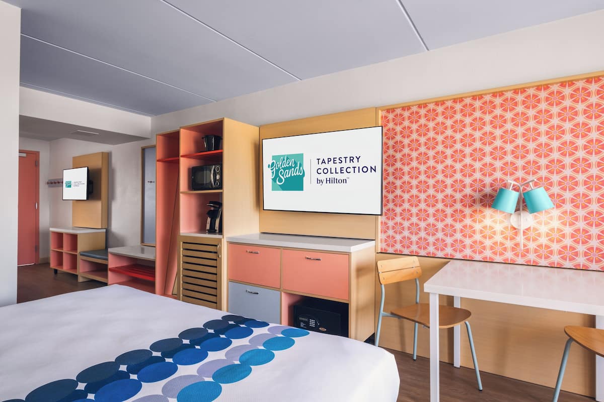客房, 泳池景觀 (1 King Bed, 1 Queen Bed w/Twin bunk) | 客房內保險箱、書桌、筆電工作空間、遮光布/窗簾