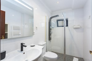 Shower, hair dryer, towels - Miral 3 - Sea front by HD PROPERTIES (Quarteira)
