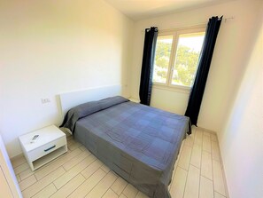 1 slaapkamer, een strijkplank/strijkijzer