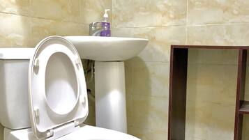 Doccia, asciugamani, sapone, carta igienica